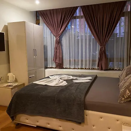 Chanel Suits Apartmanhotel *