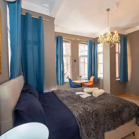 Chanel Suits Apartmanhotel